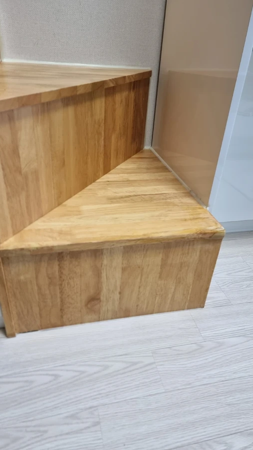 원목계단 복원 전 파손 디딤판 확인